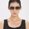 Lunettes de soleil aviateur en métal fin, dorées et noires Lunettes de soleil aviateur en métal fin, dorées et noires