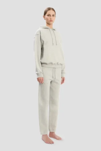 un sweat à capuche brodé du logo en gris chiné
