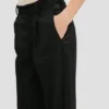 Pantalon droit ajusté en noir Pantalon droit ajusté en noir