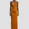 Robe longue drapée à bretelles en bronze