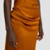 Robe longue drapée à bretelles en bronze