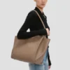 Sac cabas The Victoria en cuir gris tourterelle Sac cabas The Victoria en cuir gris tourterelle