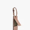 Étiquette de bagage en cuir gaufré croco rose poudré