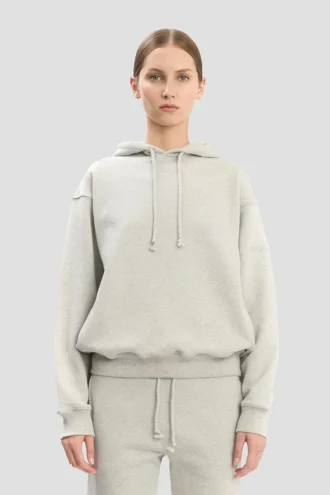 un sweat à capuche brodé du logo en gris chiné