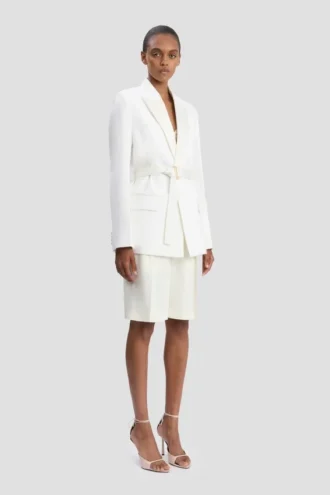 Veste cintrée à ceinture, couleur ivoire